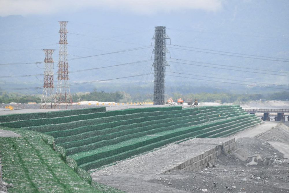 【視察馬太鞍溪堤防工程防汛整備 卓揆:中央、地方合力築起安全屏障 共同守護家園】插图2 【視察馬太鞍溪堤防工程防汛整備 卓揆:中央、地方合力築起安全屏障 共同守護家園】插图2