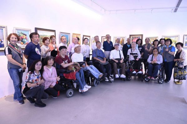 【生命勇士揮灑色彩 2026台灣口足畫家聯展花蓮美術館登場】缩略图
