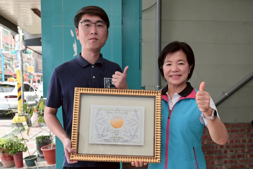 【花蓮青農林一州苦茶油勇奪世界食用油競賽金牌 游淑貞贈匾額：讚譽花蓮之光騰耀國際】插图
