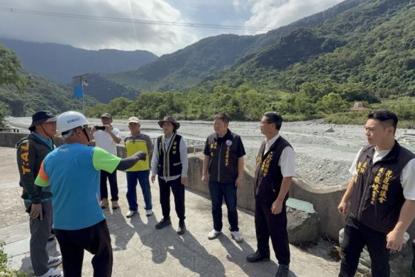 【關心萬里溪堰塞湖風險 張峻率隊會勘籲強化治理與監測 守護下游居民安全】缩略图