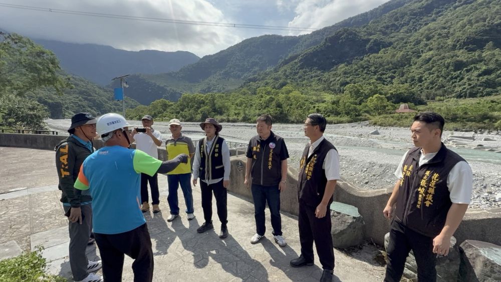 【關心萬里溪堰塞湖風險 張峻率隊會勘籲強化治理與監測 守護下游居民安全】缩略图