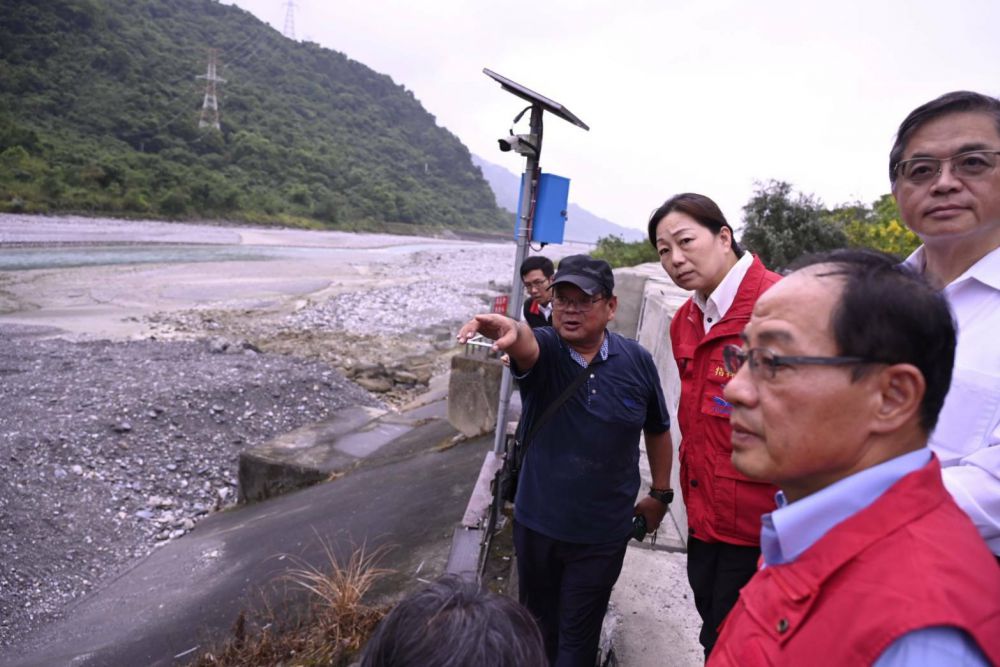 【萬里溪堰塞湖恐潰決 花蓮縣長徐榛蔚率隊實地會勘 關心收容所鄉親 做好防災準備】缩略图
