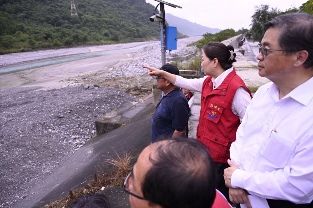 【萬里溪堰塞湖恐潰決 花蓮縣長徐榛蔚率隊實地會勘 關心收容所鄉親 做好防災準備】插图