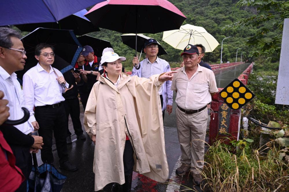 【萬里溪堰塞湖恐潰決 花蓮縣長徐榛蔚率隊實地會勘 關心收容所鄉親 做好防災準備】插图2