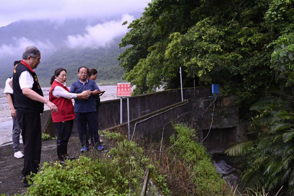 【萬里溪堰塞湖恐潰決 花蓮縣長徐榛蔚率隊實地會勘 關心收容所鄉親 做好防災準備】插图3