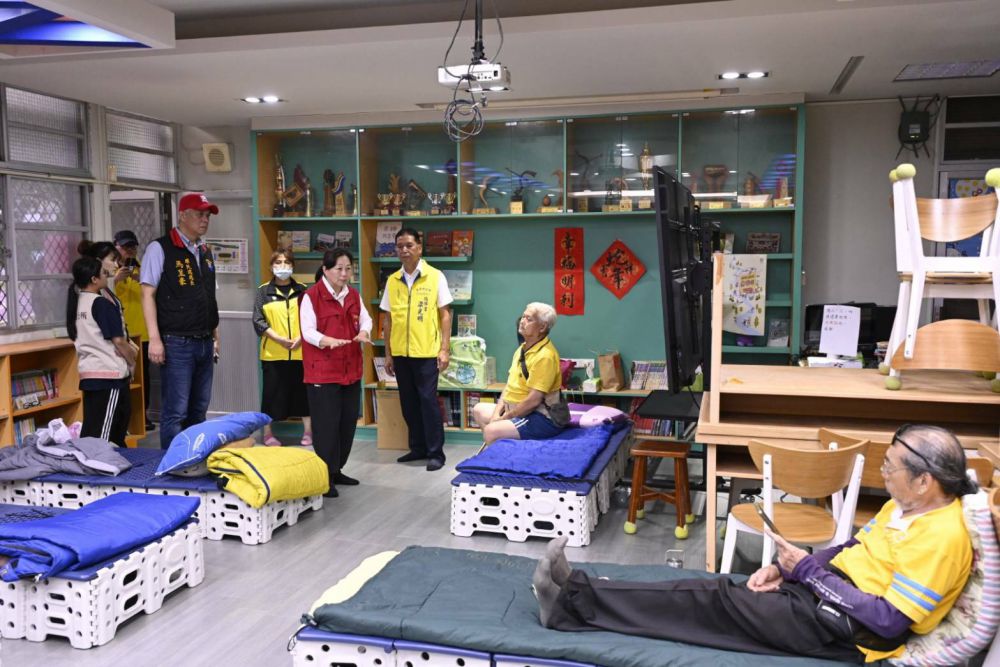 【萬里溪堰塞湖恐潰決 花蓮縣長徐榛蔚率隊實地會勘 關心收容所鄉親 做好防災準備】插图1