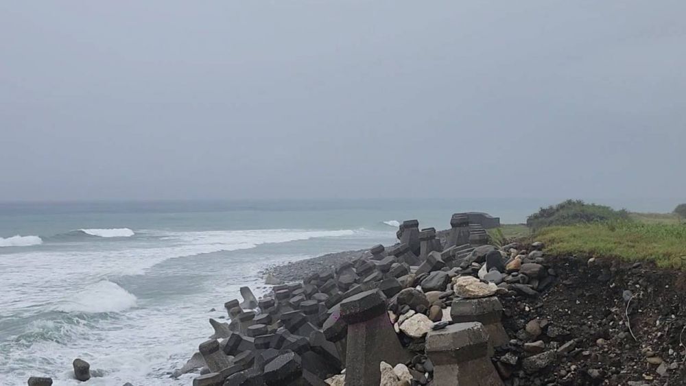 【立委黃仁爭取「金樽工區既有海岸」及「美和工區既有海岸」保護工程 夫人王春梅再度會勘研議後續防護作為】插图2 【立委黃仁爭取「金樽工區既有海岸」及「美和工區既有海岸」保護工程 夫人王春梅再度會勘研議後續防護作為】插图2