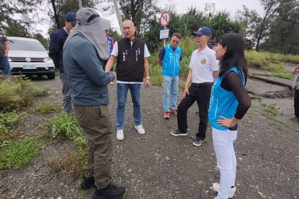 【立委黃仁爭取「金樽工區既有海岸」及「美和工區既有海岸」保護工程 夫人王春梅再度會勘研議後續防護作為】缩略图