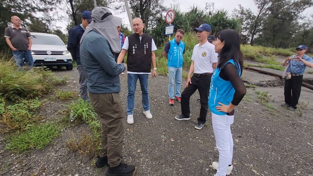 【立委黃仁爭取「金樽工區既有海岸」及「美和工區既有海岸」保護工程 夫人王春梅再度會勘研議後續防護作為】缩略图