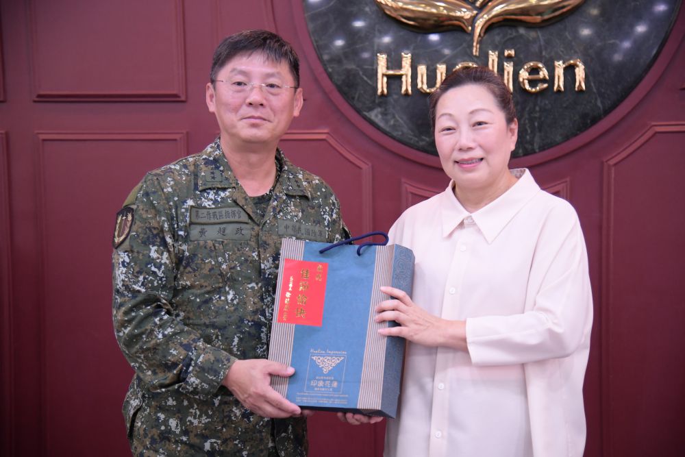 【端節前夕軍民情深》花防部指揮官黃中將率員拜會花蓮縣政府 縣長徐榛蔚親薦暑期亮點邀官兵共賞山海】插图 【端節前夕軍民情深》花防部指揮官黃中將率員拜會花蓮縣政府 縣長徐榛蔚親薦暑期亮點邀官兵共賞山海】插图
