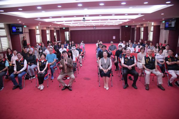 【提升政令宣導數位力 】花蓮縣府邀 AI 魔術師晨益傳授手機影音實務缩略图