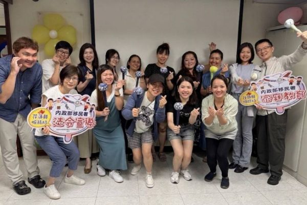 【艾草香牽起跨國祖孫情 新住民手作槌棒遙寄孝心】缩略图