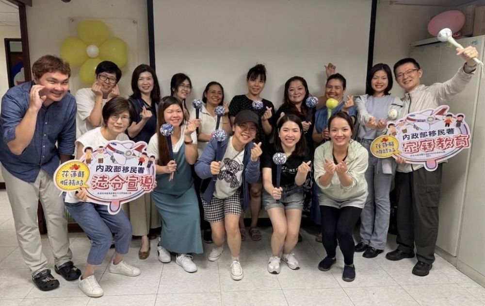 【艾草香牽起跨國祖孫情 新住民手作槌棒遙寄孝心】缩略图