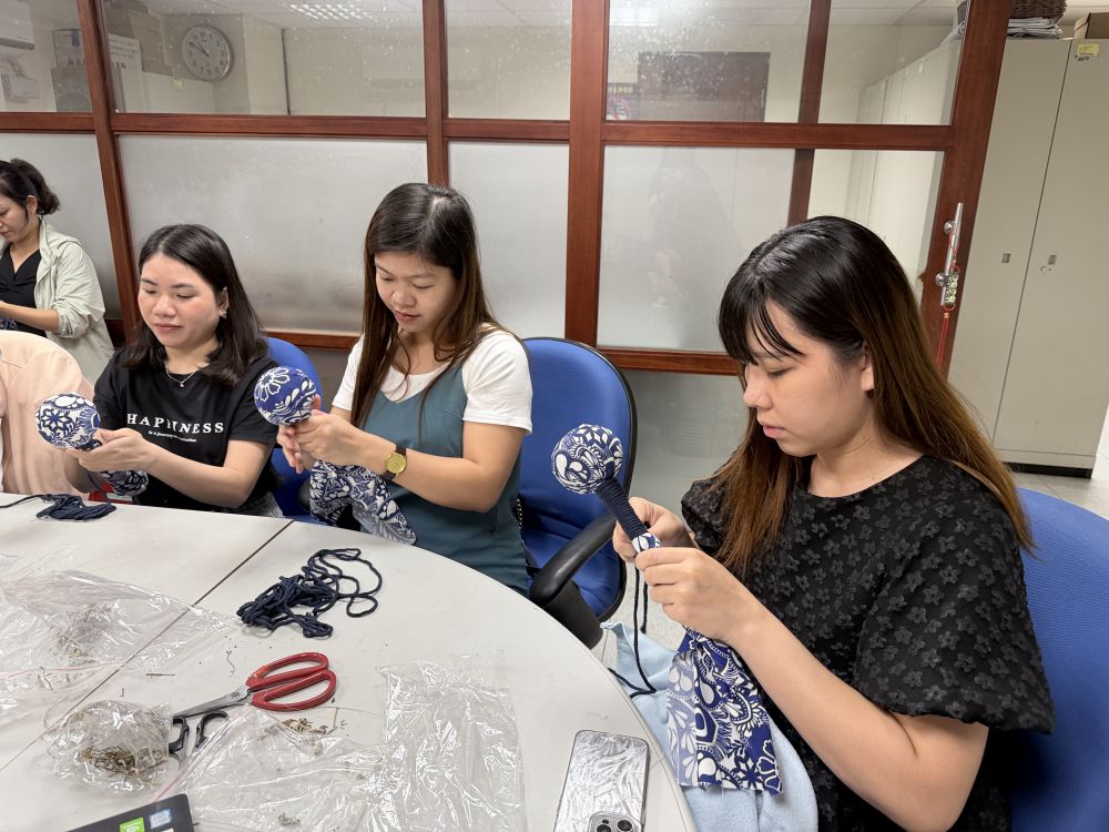 【艾草香牽起跨國祖孫情 新住民手作槌棒遙寄孝心】插图1 【艾草香牽起跨國祖孫情 新住民手作槌棒遙寄孝心】插图1