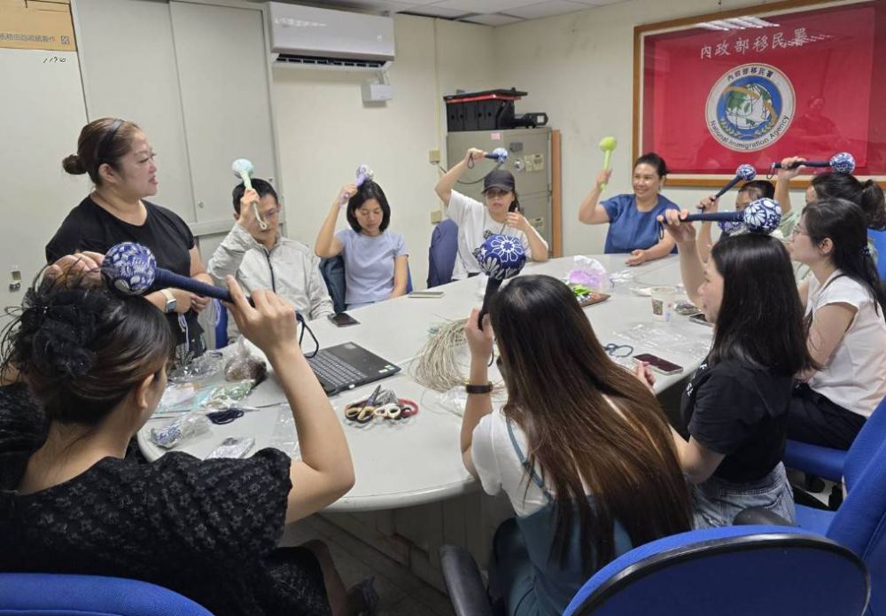 【艾草香牽起跨國祖孫情 新住民手作槌棒遙寄孝心】插图 【艾草香牽起跨國祖孫情 新住民手作槌棒遙寄孝心】插图