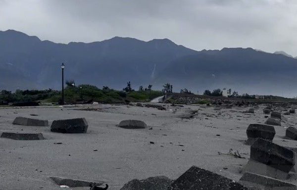 【巴威颱風因強風致花蓮市區臨海「鹽霧」灰濛現象 非空污請鄉親勿緊張】缩略图