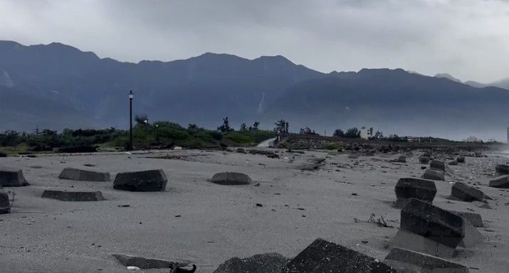 【巴威颱風因強風致花蓮市區臨海「鹽霧」灰濛現象 非空污請鄉親勿緊張】缩略图