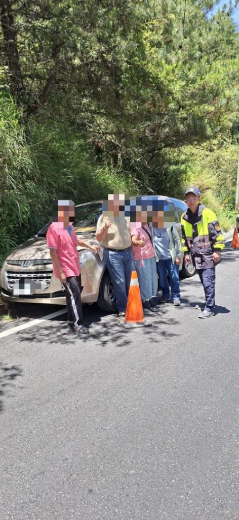 【颱風前夕車輛拋錨受困合歡山 新城警暖心協助平安下山】插图 【颱風前夕車輛拋錨受困合歡山 新城警暖心協助平安下山】插图