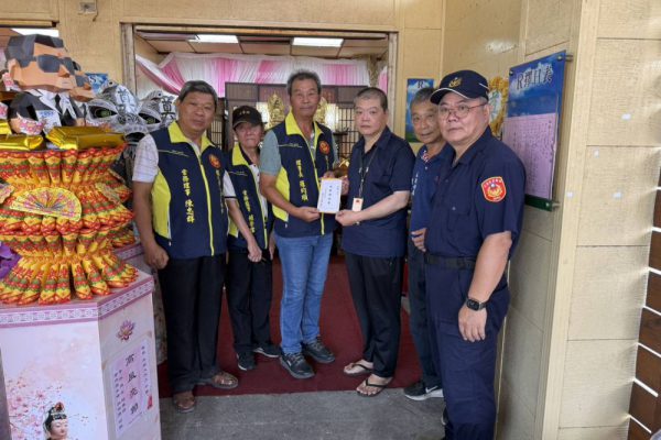 【桃園龍元宮跨縣市攜手花蓮龍元慈善協會 警民一體送愛到吉安 助艱困邊緣戶善終 抗癌老翁病逝清寒家落淚 稻香所長媒合民間大愛 199百貨董事長捐棺助渡難關】缩略图