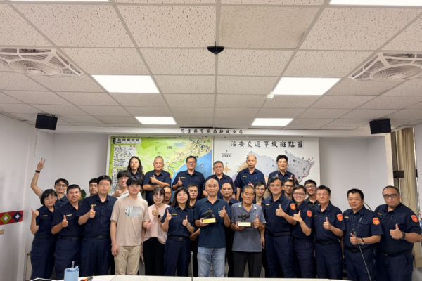 【資深警察光榮退休   新城警分局溫馨歡送感謝數十年奉獻】缩略图